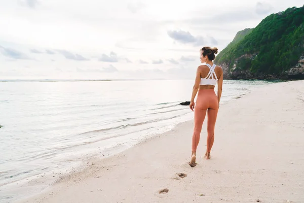 Вид Ззаду Невпізнавану Жінку Стильному Спортивному Одязі Стоїть Піщаному Пляжі — стокове фото