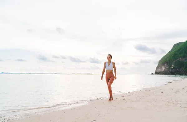 Corpo Inteiro Mulher Magra Roupas Elegantes Andando Sozinha Praia Areia — Fotografia de Stock