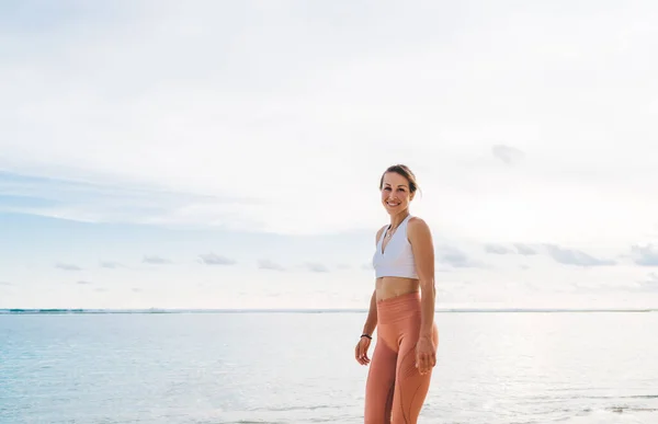 Pandangan Samping Perempuan Ceria Dalam Aktivewear Berdiri Pantai Dekat Laut — Stok Foto