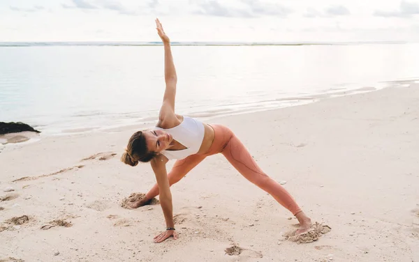 Donna Adulta Flessibile Piedi Nudi Indossando Activewear Colorati Piedi Sulla — Foto Stock