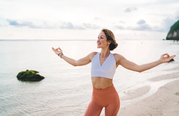 Bali Deki Sakin Okyanusun Kıyısında Yoga Meditasyonu Yaparken Gyana Mudra — Stok fotoğraf