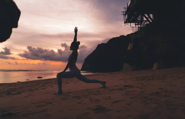 Sidovy Över Hela Kroppen Ung Smal Kvinna Sportkläder Utövar Yoga — Stockfoto