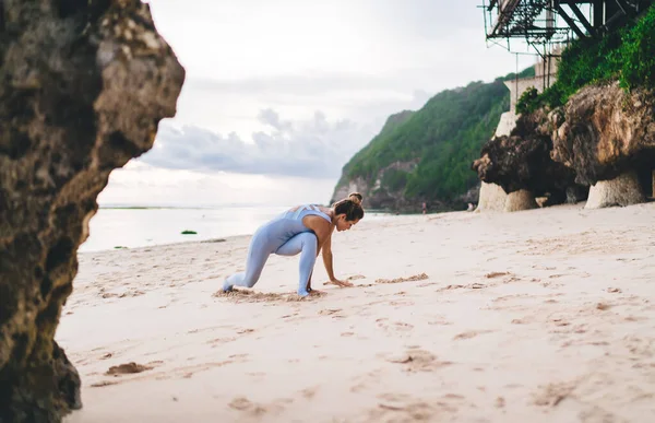 Allenamento Armonia Meditazione Durante Allenamento Mattutino Yoga Sulla Spiaggia Donna — Foto Stock