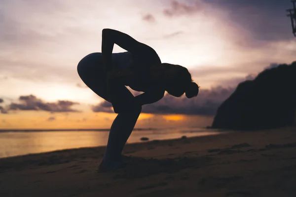 Gün Batımında Deniz Kenarında Yoga Yapan Genç Formda Bir Kızın — Stok fotoğraf