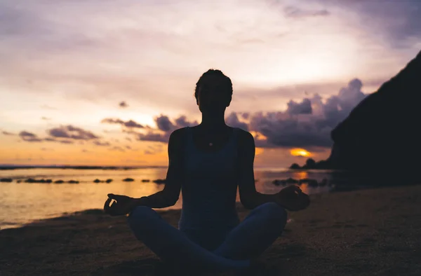 Anonyme Frau Aktiver Kleidung Sitzt Sandstrand Lotus Pose Der Küste — Stockfoto