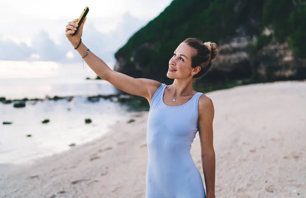 Ragazza Spensierata Con Cellulare Cliccando Foto Selfie Durante Allenamento Mattutino — Foto Stock