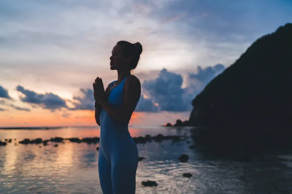 Ruhige Kaukasische Yogi Beten Namaste Während Der Zeit Für Sportliche — Stockfoto