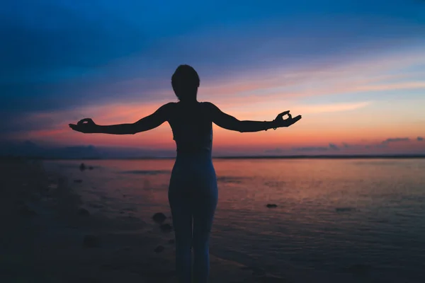 Sahilde Yoga Yapan Kollarını Açıp Güneşin Batışında Meditasyon Yapan Cennete — Stok fotoğraf