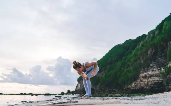 Full Length Young Female Doing Yoga Exercise Rocky Coast Sea — Stock Photo, Image