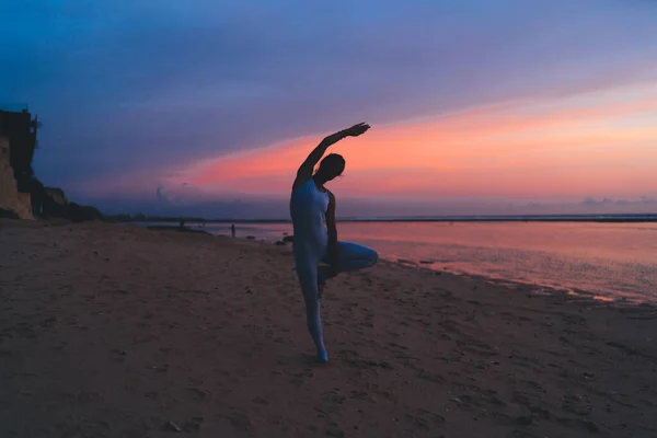 Slim Fitness Flicka Träningsoverall Gör Regelbunden Yoga Praxis För Att — Stockfoto