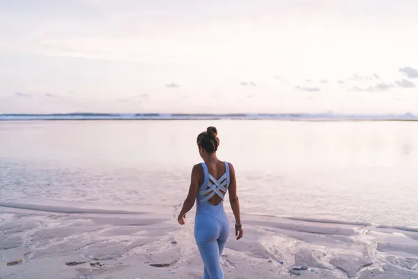 Vista Posterior Chica Musculosa Delgada Forma Vestida Con Chándal Deportivo — Foto de Stock