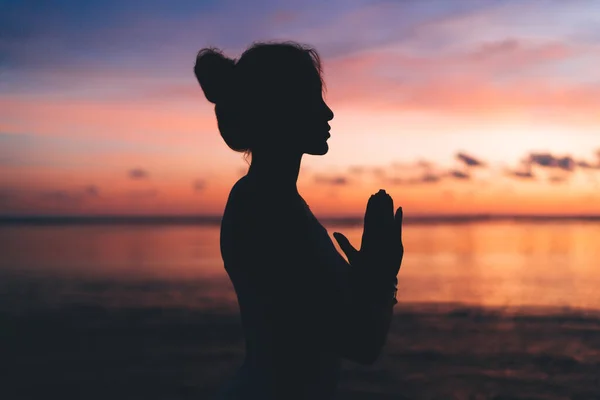 Vista Lateral Silhueta Feminina Continue Orando Durante Meditação Mindfulness Praia — Fotografia de Stock