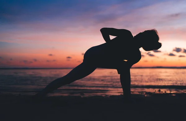 Sidovy Oigenkännlig Dam Praktiserar Yoga Asana Sandstrand Nära Havet Gör — Stockfoto