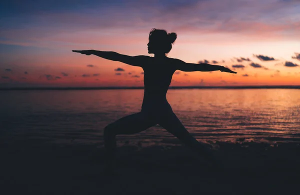 Silueta Atleta Femenina Delgada Con Perfecta Flexibilidad Entrenamiento Corporal Los — Foto de Stock