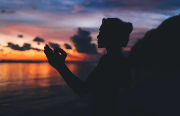 Silhouette Einer Frau Die Beim Yoga Der Küste Zen Achtsamkeit — Stockfoto
