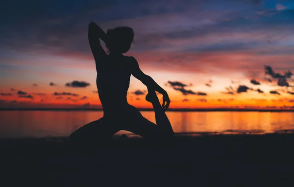 Silhouette Einer Anonymen Frau Die Crooked Monkey Pose Sitzt Und — Stockfoto