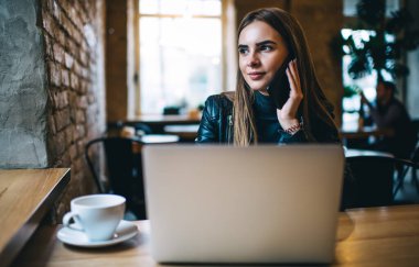 Netbook 'u olan düşünceli yetenekli bir kadın danışmanlık sırasında internet programlama üzerine kafa yoruyor. Bilgisayarlı düşünceli bir kadın, arama için mobil uygulama kullanıyor.