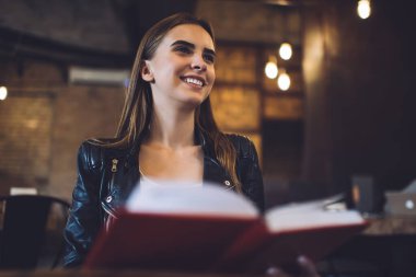 Mutlu beyaz kadın, olumlu bir roman makalesinden gülümsüyor kafenin içinde boş zamanların tadını çıkarıyor edebiyatın en çok satanı olan kaygısız hippi kız en sevdiği hobisi ile kaygısız hissediyor.