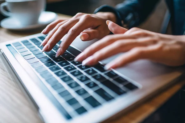 Copywriter Femenino Irreconocible Que Mecanografía Texto Del Contenido Teclado Moderno — Foto de Stock