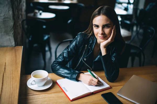 Portret Van Een Jonge Studente Een Leren Jasje Zittend Aan — Stockfoto