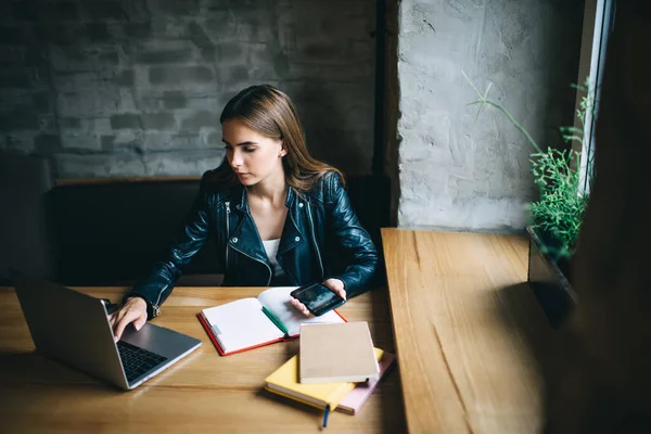 Estudiante Cualificada Estudiando Diseño Web Durante Aprendizaje Distancia Escritorio Mesa —  Fotos de Stock