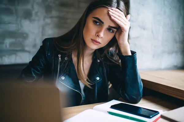 Verwirrte Studentin Beobachtet Bildungswebinar Auf Universitätswebseite Mit Laptop Und Wifi — Stockfoto