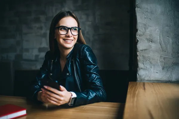 Glückliches Kaukasisches Hipstermädchen Mit Optischer Brille Zur Augenkorrektur Beim Freizeitvergnügen — Stockfoto