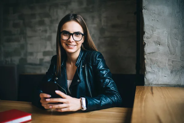 Boldog Kaukázusi Hipszter Lány Optikai Szemüvegben Hogy Szemkorrekciót Biztosítson Mosolyogva — Stock Fotó
