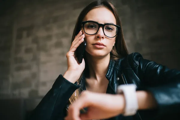 Portret Van Een Aantrekkelijke Kaukasische Vrouw Stijlvolle Brillen Voor Bescherming — Stockfoto