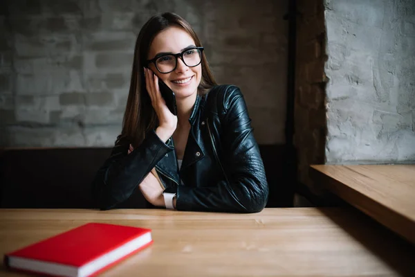Happy Vrouwelijke Millennial Optische Bril Voor Ogen Correctie Genieten Van — Stockfoto