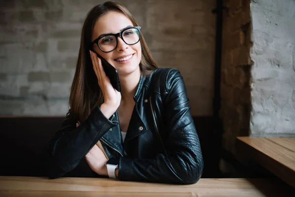 Retrato Feliz Millennial Feminino Óculos Para Correção Olhos Desfrutando Telefone — Fotografia de Stock