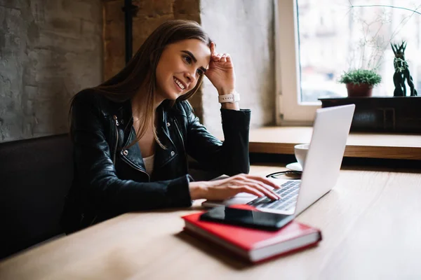 Leende Kvinna Student Som Använder Laptop Teknik För Att Titta — Stockfoto