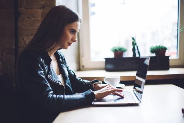 Side View Van Geschoolde Vrouwelijke Blogger Typen Tekst Voor Het — Stockfoto