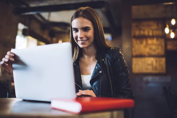 Leende Kvinna Student Som Använder Laptop Teknik För Att Titta — Stockfoto