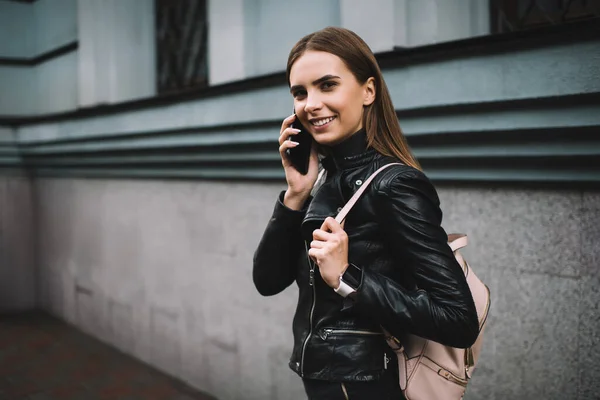 Retrato Medio Cuerpo Del Turista Caucásico Feliz Disfrutando Una Comunicación —  Fotos de Stock