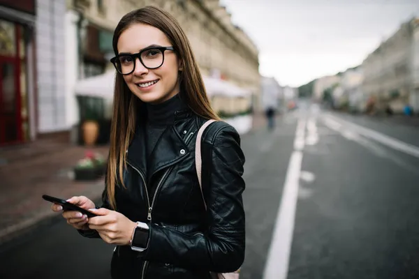 Media Longitud Retrato Alegre Turista Femenina Gafas Moda Proporcionar Ojos — Foto de Stock