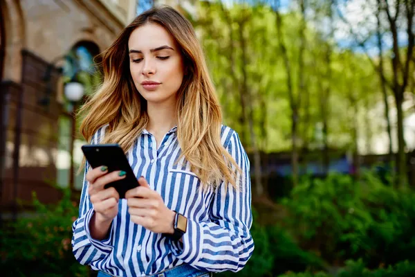 Uzun Saçlı Şık Gömlekli Akıllı Telefon Kullanan Şehir Parkının Bulanık — Stok fotoğraf