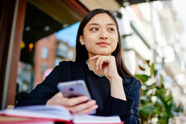 Van Onderen Van Dromerige Jonge Aziatische Vrouw Casual Outfit Weg — Stockfoto