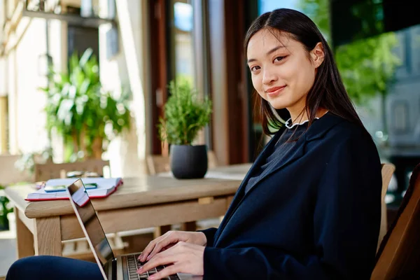 Leende Ung Asiatisk Kvinna Svart Jacka Sitter Café Nära Bordet — Stockfoto