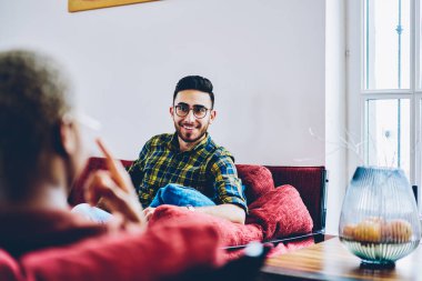 Klasik gözlüklü komik bir erkek, bulanık bir arkadaşla sohbet ediyor. Rahat, kaygısız bir hipster, kişisel psikologla konuştuğu için gündüzleri eğleniyor.