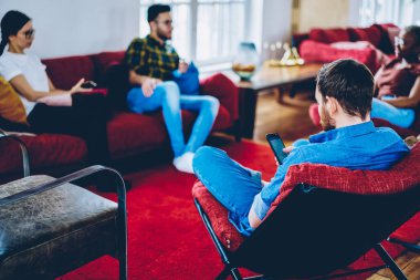 Erkek blogcuların internet üzerinden rezervasyon ve bankacılık yapmak için otel müşterileriyle yaptıkları canlı görüşme sırasında cep telefonu teknolojisini kullandıklarını gösteren bir arka plan.