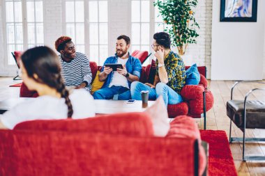 Modern apartman dairesinde, modern dokunmatik ped teknolojisi üzerine yazılar yayınlamaktan bahseden duygusal insanlarla iletişim kuran ve birlikte vakit geçiren hipster grupları.