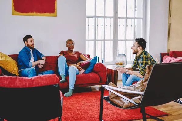 一群穿着休闲装的年轻男女在家里休息的时候互相交流 多文化的好朋友在舒适的公寓里享受彼此的相遇 — 图库照片
