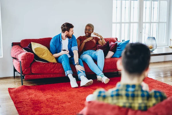 Groep Van Jonge Mannen Vrouwen Gekleed Casual Dragen Communiceren Met — Stockfoto