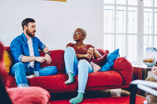Africká Americká Žena Běloch Muž Diskutovat Přátelství Při Odpočinku Červené — Stock fotografie