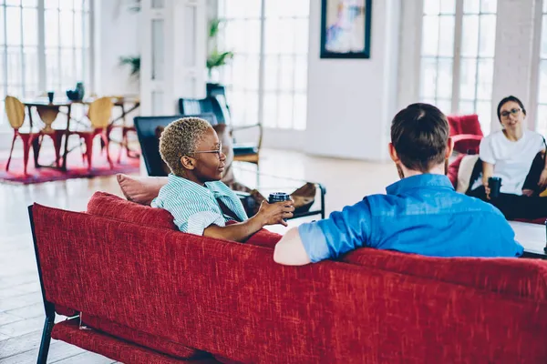 Jovens Com Café Para Mãos Têm Socializar Conversa Apartamento Com — Fotografia de Stock