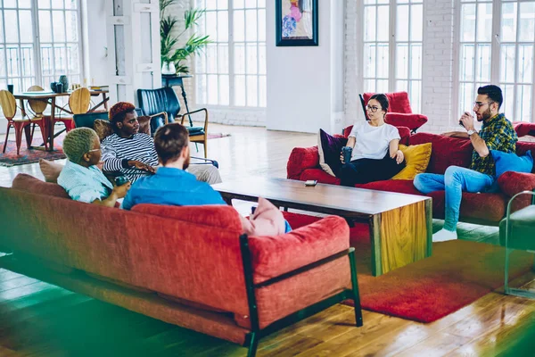 Diversiteit Groep Van Jongeren Casual Kleding Communiceren Tijdens Vriendelijke Vergadering — Stockfoto