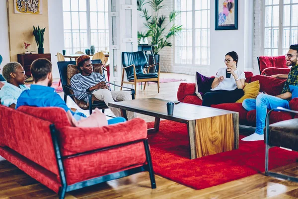 Gündelik kıyafetlerle gezen gençlerden oluşan bir grup modern mobilyalarla yapılan dostça toplantı sırasında iletişim kuruyor, en iyi arkadaşlar kahveyle sohbet ediyor ve boş zamanlarını dairede geçiriyorlar.