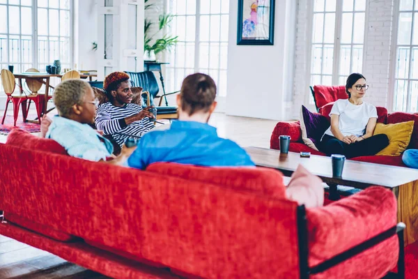 Groep Multiculturele Mannelijke Vrouwelijke Collega Die Praten Het Socialiseren Van — Stockfoto