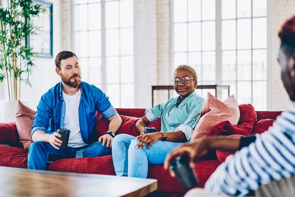 Grupo Pessoas Multiculturais Desgaste Casual Sentado Sofá Com Bebida Cafeína — Fotografia de Stock